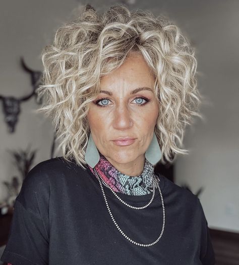 Curly Hair Photos, Curly Hair Updo, Haircuts For Curly Hair, Curly Hair Women, Curly Hair Inspiration, Short Wavy Hair, Curly Hair With Bangs, Curly Hair Routine, Curly Hair Men