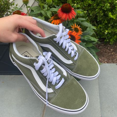 Old Skool Vans Olive Green Green Vans Outfit Womens, Green Vans Aesthetic, Green Vans Outfit, Vans Shoes Aesthetic, Vans Outfit Womens, Duplicity Aesthetic, Green Vans Shoes, Green Shoes Outfit, Olive Green Vans