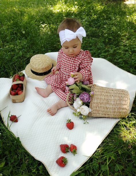 Strawberry Monthly Photo, Outdoor Strawberry Photoshoot, Picnic Photoshoot With Baby, First Birthday Strawberry Theme Photoshoot, May Photoshoot Ideas Baby, 6 Month Milestone Picture Ideas, June Baby Monthly Picture, 8 Month Old Picture Ideas, Berry First Photoshoot