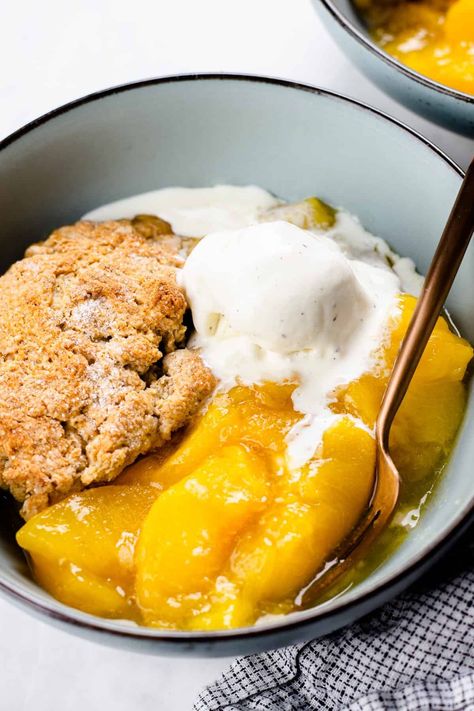 Peach Cobbler with a scoop of ice cream in a blue bowl. Best Peach Cobbler Recipe, Apricot Cobbler, The Best Peach Cobbler, Good Peach Cobbler Recipe, Gluten Free Peach Cobbler, Old Fashioned Peach Cobbler, Best Peach Cobbler, Caramelized Peaches, Homemade Peach Cobbler