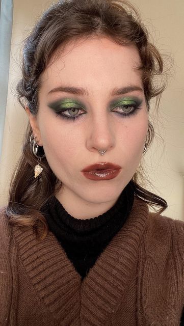 Brown Glitter Eyeshadow Looks, Green Makeup Green Eyes, Black Green Eyeshadow, Brow Eyeshadow Look, Brown Makeup Green Eyes, Simple Dark Eyeshadow Looks, Metallic Green Eyeshadow, Makeup Ideas Green Eyeshadow, Green Brown Makeup