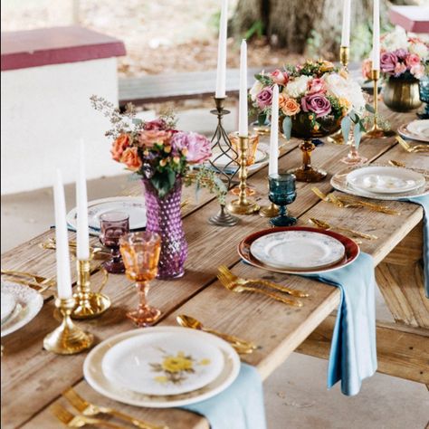 18 Likes, 3 Comments - Bespoke Settings (@bespokesettings) on Instagram: “Skip the table linens! Our vintage mismatched china raises the wow factor even on bare wood! 👏🏻 💐” Mismatched Plates Table Setting, Vintage Plates Wedding, China Plates Wedding, Mismatched China Wedding, Mismatched Table Setting, Mismatched Wedding, Mismatched Plates, Mismatched China, Table Setting Inspiration