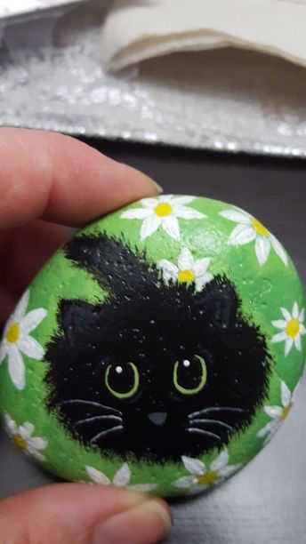 Black Cat Rock Painting Ideas, Easy Flower Painting On Rocks, Cat Painting On Rock, Painted Rocks Ideas Easy Animals, Cat Rock Art, Cat Painted Rocks Ideas, Painted Rocks Animals Easy, Black Painted Rocks, Rock Painting Cat