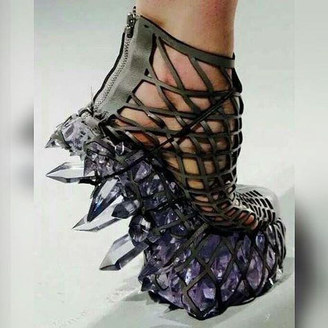 Amethyst & Crystal Shoe Art! Funny Shoes, Ugly Shoes, Iris Van Herpen, Funky Shoes, Crystal Shoes, Unique Shoes, Shoe Art, Crazy Shoes, Chakra Healing