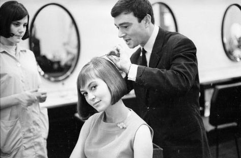 Actress Janette Scott (1963) | Vidal Sassoon Tribute: 10 Fabulous 1960s Bob Haircuts Sassoon Haircut, Vidal Sassoon Haircut, Long Bob With Bangs, Julia Stone, Angled Bobs, Danny Glover, Vidal Sassoon, Mia Farrow, Corte Bob