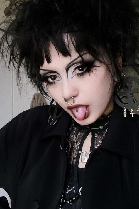 a portrait of a young, goth woman with dramatic makeup and outfit Tras Goth Makeup, Alt Prom Makeup, Goth Hairstyle, Alt Culture, Goth Hairstyles, Trad Goth Makeup, Goth Eye Makeup, Types Of Goth, Graveyard Scene