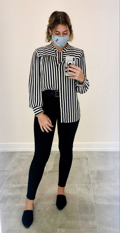 Black And White Striped Shirt With Jeans, Black And White Shirt Outfit Stripped, Striped Blouse Outfit Casual, Stripped Blouse Outfits, Black And White Striped Button Up Outfit, Black And White Jeans Outfit, Striped Shirt Outfit Summer, Black And White Shirt Outfit, Striped Shirt Outfit Fall