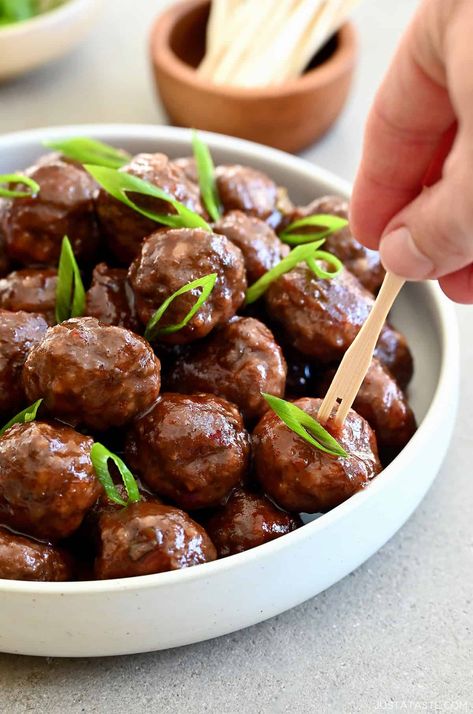 Grape Jelly Meatballs Meatballs With Grape Jelly Stovetop, Meatballs With Jelly, Sauce For Meatballs, Baked Teriyaki Chicken Wings, Party Picnic Food, Jelly Meatball Recipe, Cocktail Meatball Recipes, Grape Jelly Meatballs Recipe, Hot Apps