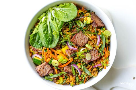 Farro Bowl Recipe, Flatbread Dinner, Farro Bowl, Meals In A Bowl, Carrot Top Pesto, Steak Kebabs, Slow Carb Diet, Zucchini Frittata, Weekly Menu Plan