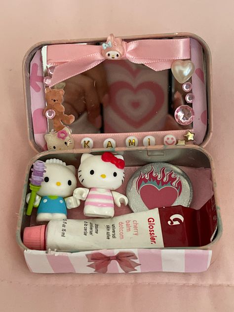 Diy Altoids Wallet, Wallet Inspiration, Mint Tin Crafts, Everyday Bag Essentials, Altoids Tins, Inside My Bag, Mint Tins, Cute Box, Hello Kitty Items