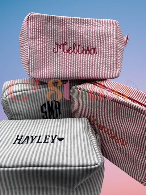 C2StudioNC - Etsy Türkiye Summer Makeup Bag, Sophisticated Makeup, Personalized Makeup Bag, Makeup Organizers, Seersucker Fabric, Organization Essentials, Stunning Makeup, Monogram Styles, Toiletry Storage