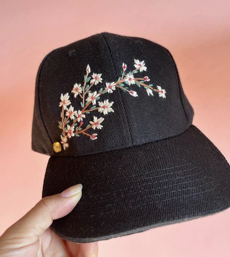 Hat Embroidery Ideas, Embroidered Hats Ideas, Embroidery Hoop Art Tutorial, Cute Baseball Hats, Bone Bordado, Pretty Hats, Clothing Art, Hand Embroidery Patterns Flowers, Hand Embroidery Projects