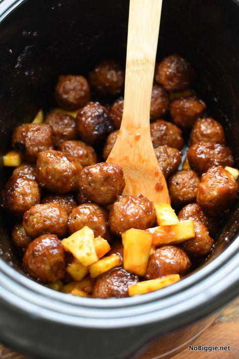 Easy Hawaiian Meatballs, Hawaiian Party Food, Hawaiian Meatballs, Luau Party Food, Luau Food, Hawaiian Recipes, Hawaiian Dishes, Hawaii Food, Hawaiian Food