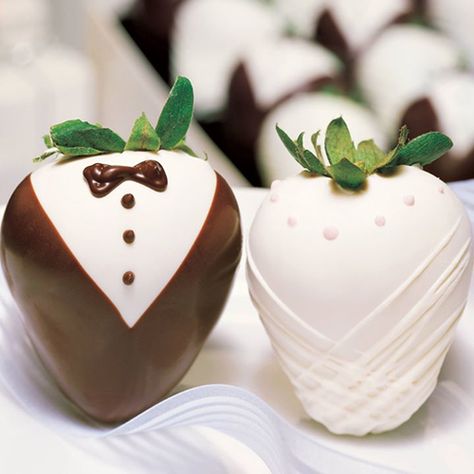 Bride & Groom Strawberries Wedding Cake Chocolate Strawberries, Tuxedo Strawberries, Chocolate Covered Strawberry Recipe, Bridal Shower Desserts, White Chocolate Strawberries, Wedding Chocolate, Shower Desserts, Chocolate Wedding Cake, Strawberry Dip