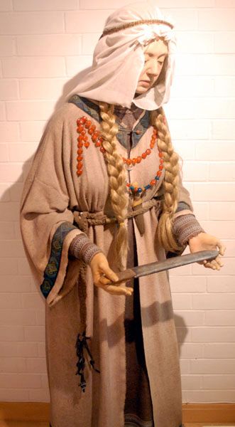 Anglo Saxon Clothing, Anglo Saxon History, Celtic Clothing, Medieval Garb, Germanic Tribes, Viking Costume, Early Middle Ages, Medieval Costume, Norse Vikings