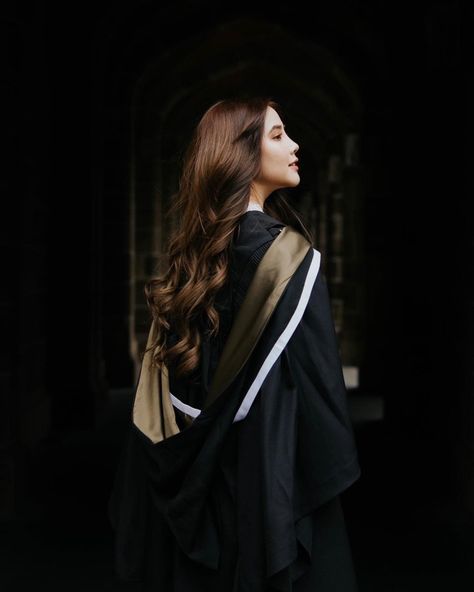 Ulzzang Graduation, Graduation Photoshoot Aesthetic, Graduation Pictures Creative, Graduation Pictorial Studio, Creative Shot For Graduation Studio, Creative Graduation Pictures, Creative Shot For Graduation, Convocation Photography, Graduation Shoot Ideas