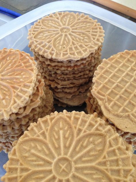 Belgian Waffle Cookies: Lukken – jenarbo.ca Belgium Food, Pizzelle Cookies, Pizzelle Recipe, Belgian Food, Waffle Cookies, Wafer Cookies, Belgian Waffles, Italian Cookies, Waffle Iron