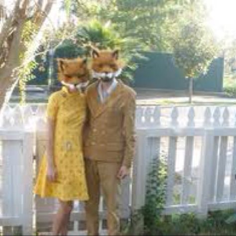 Best fantastic mr fox costumes I've seen! Fantastic Mr Fox Costume, Fox Halloween Costume, Mr And Mrs Fox, Fox Halloween, Cute Couples Costumes, Diy Couples Costumes, Halloween Parejas, Fantastic Fox, Clever Halloween