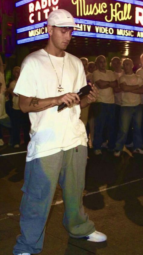 Outfit 90s Style, Eminem Style, Marshall Eminem, Looks Hip Hop, 2000s Outfit, Rapper Style, 2000s Streetwear, Eminem Slim Shady, Outfits 2000s