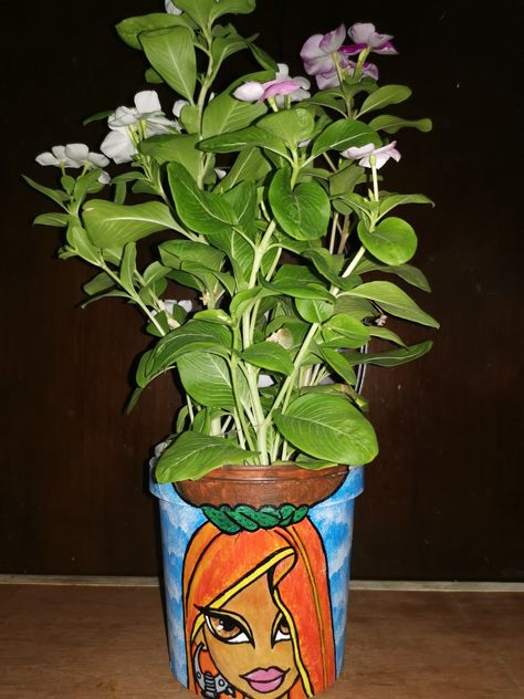 indoor pot ideas Plastic Container Painting Ideas, Gamla Painting Ideas, Container Painting Ideas, Pot Decorating Ideas, Plastic Bottle Reuse, Reuse Plastic Bottles, Pot Painting, Painting Creative, Pot Ideas