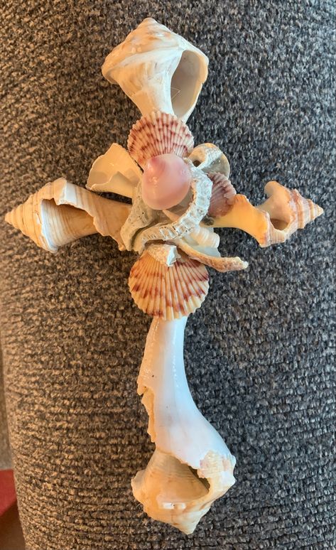 Seashell Cross, Seashell Art Diy, Seashell Christmas Ornaments, Beach Themed Crafts, Beach Christmas Ornaments, Diy Beach Decor, Seashell Projects, Seashell Wall Art, Shell Crafts Diy