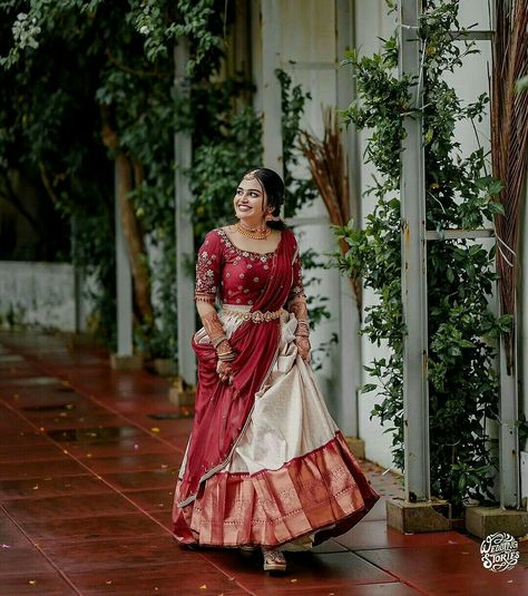 Engagement Dhavani Kerala, Engagement Dress In Kerala, Half Saree Pics Poses, Half Saree Photo Poses, Kerala Traditional Engagement Dress, Hindu Engagement Dress Kerala, Half Saree Poses Photoshoot Ideas, Davani Half Saree Kerala, Kerala Half Saree Designs