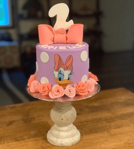 Daisy Duck Party Decorations, Minnie And Daisy Birthday Cake, Daisy Duck Birthday Party Ideas, Daisy Duck Birthday Party, Duck Cake Design, Duck Birthday Cake, Daisy Duck Cake, Daisy Duck Birthday, Daisy Duck Party