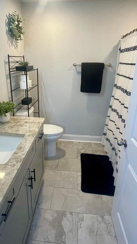 Styling Small Bathroom, Small Bathroom Interior Design Modern, Barracks Room, Interior Design Modern Bathroom, Apartment Bathroom Design, Neutral Bathroom Decor, Black And White Shower Curtain, Amazon Bathroom, Unique Bathroom Decor