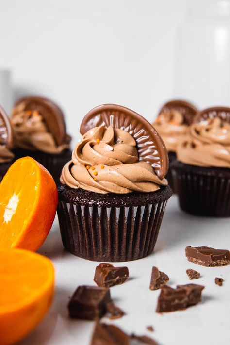 Chocolate Orange Cupcakes {Easy & Indulgent} Chocolate Orange Ganache, Orange Ganache, Easy Chocolate Cupcake Recipe, Chocolate Orange Cupcakes, Crumble Cookie Recipe, Cupcakes Easy, Orange Buttercream, Terry's Chocolate Orange, Winter Baking