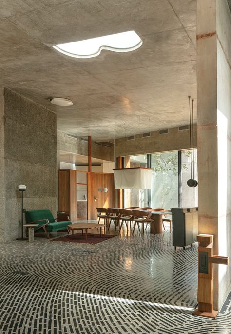 Bali Architecture Modern, Arm Chair Living Room, Brutalism Interior, Concrete Interior Design, Brutalist Interior, Contemporary Dining Room Design, Concrete Interiors, Concrete Flooring, Concrete Architecture