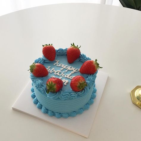 Birthday Cake Aesthetic Strawberry, Aesthetic Cakes Strawberry, Minimalist Strawberry Cake, Blueberry Cake Aesthetic Korean, Korean Strawberry Cake Aesthetic, Vintage Pasta, Pinterest Cake, Pretty Dessert, Pretty Birthday Cakes