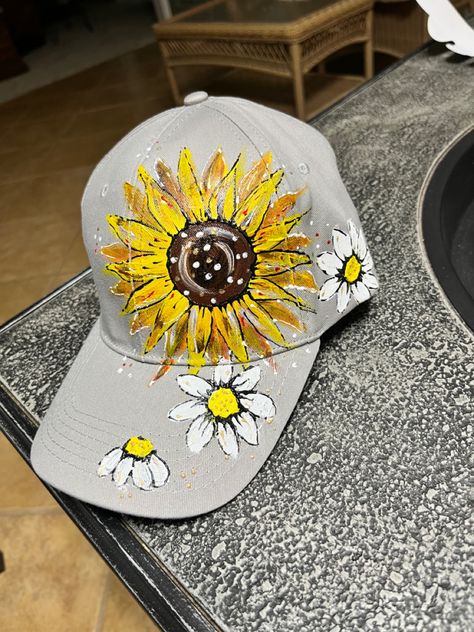 Baseball Cap Painting Ideas, Hand Painted Caps, Cap Painting Ideas, Painting Hats, Painted Caps, Hand Painted Hats, Hat Painting, Fabric Painting Ideas, Fabric Paint Shirt