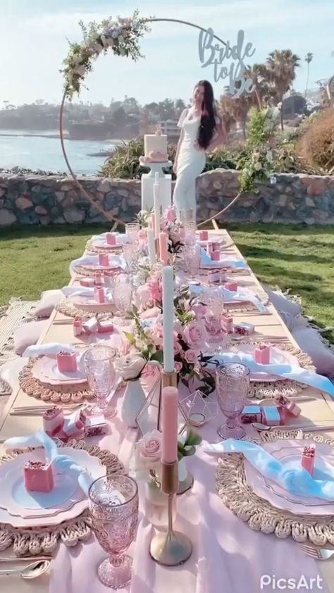 Boho High Tea Party, Bridal Party Dinner Ideas, Classy Table Centerpieces, Bridal Shower Picnic Decor, Small Backyard Bridal Shower Ideas, Pink Boho Picnic, Romantic Party Ideas, Bridal Shower Backyard Ideas, Bridal Shower Picnic Ideas