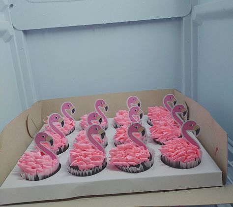 Flamingo Cupcakes Ideas, Flamingo Cupcake Cake, Flamingo Cupcake Toppers, Flamingo Cup, Flamingle Party, Flamingo Cupcakes, Descendants Party, Fiesta Tropical, Flamingo Birthday