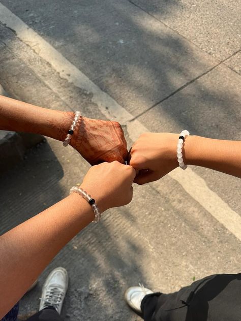 Trio Hand Poses, Trio Matching Bracelets, Trio Aesthetic Pictures, Trio Friendship Bracelets, Special Gifts For Best Friend, Trio Bff, Friendship Things, Dream Friendship, Trio Bracelets