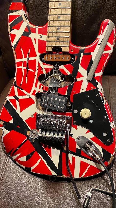 Custom Guitar Paint, Evh Guitar, Jaguar Xj12, Learn Music Theory, Johnny Blaze, Rock Poster Art, Famous Guitars, Instruments Art, Rock N Roll Art