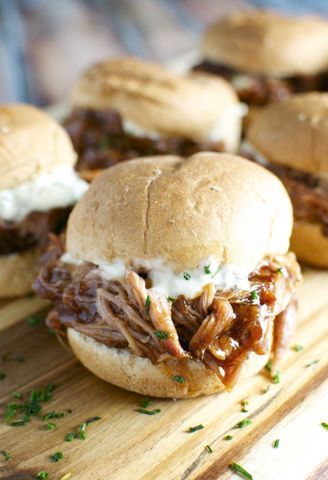 17 Easy Dishes For A Movie Night Feast | Playbuzz Bacon Bbq Sauce, Pulled Pork Sandwiches, Pulled Pork Sliders, Pork Sandwiches, Pork Sliders, Bbq Bacon, Barbecue Pork, Garlic Aioli, Pulled Pork Sandwich