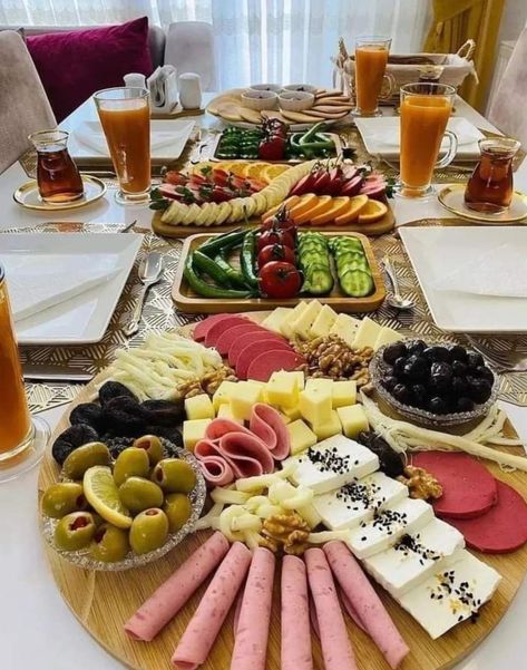 Thanksgiving Table Setup Ideas, Table Setup Ideas, Thanksgiving Table Setup, Breakfast Presentation, Amazing Food Platters, Turkish Breakfast, Catering Ideas Food, Breakfast Party, Perfect Thanksgiving