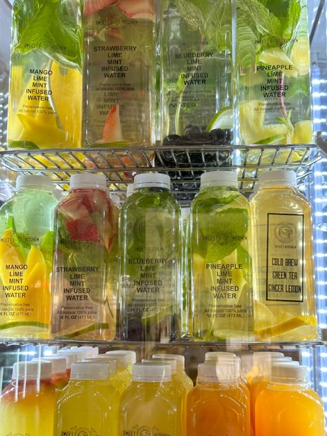 Fresh Juices Aesthetic, Smoothie Station Kitchen, Infused Water Aesthetic, Healthy Juices Aesthetic, Juice Aesthetic Fruit, Fruit Infused Water Aesthetic, Healthy Water Recipes, Smoothie Station, Lemon Infused Water