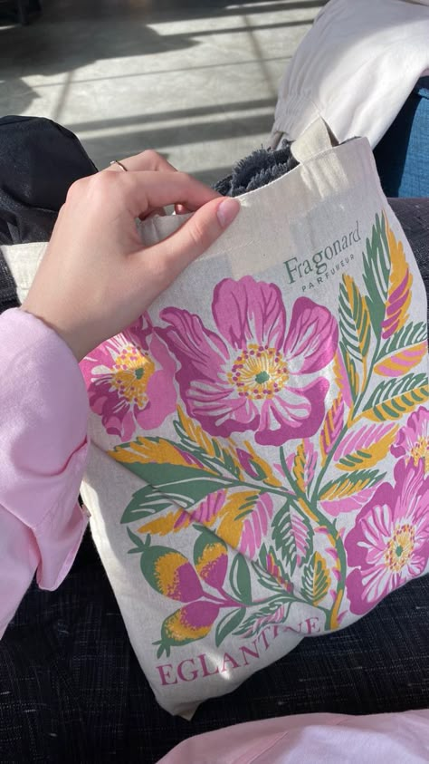 Tote Bag Painting Ideas Flowers, Handpainted Totebag, Painted Tote Bag Ideas, Totebag Painting Ideas, Tote Bags Flower, Totebag Painting, Paint Tote Bag, Painted Totes, Totebag Aesthetic