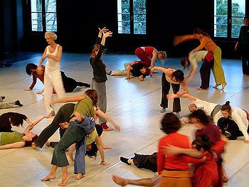 Contact Improvisation, Theater Games, Dance Therapy, Games Pictures, Theatre Games, Drama Education, Physical Theatre, Flexible Thinking, Dance Workshop