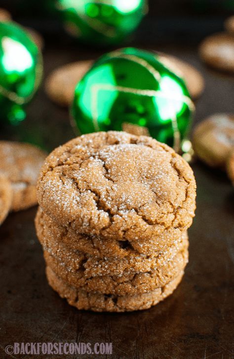 These are the Best Chewy Molasses Cookies ever, and a must make Christmas cookie tradition! The perfectly crackled tops and chewy insides are irresistible! #christmascookie #holidaydessert #molassescookierecipe #cheygingerbreadcookie Gingerbread Fudge, Crackle Cookies, Chewy Molasses Cookies, Molasses Cookies Recipe, Ginger Molasses Cookies, Molasses Cookies, Best Christmas Cookies, Crinkle Cookies, Ginger Cookies