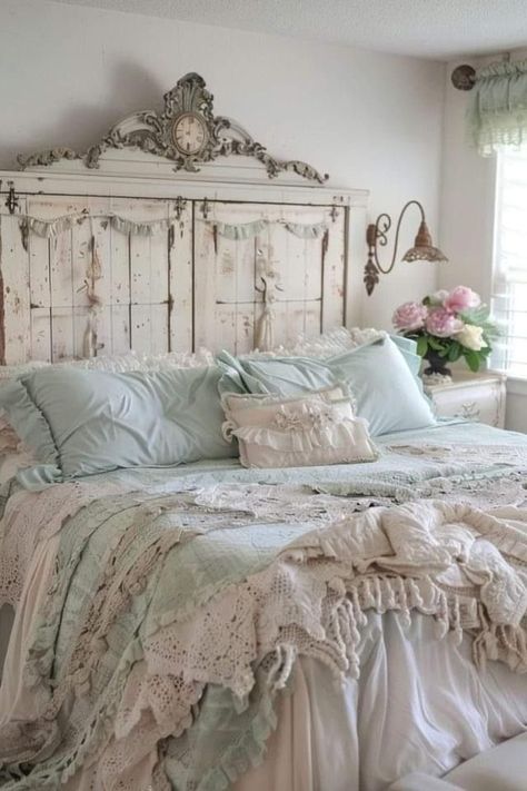 Cottage Kitchen Inspiration, Shabby Chic Romantic Bedroom, Cottage Kitchen Ideas, Shabby Bedroom, Country Cottage Farmhouse, Muebles Shabby Chic, Shabby Chic Porch, Good Morning Facebook, Happy Week End