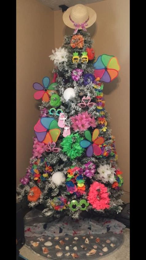 Summer Tree Decorating Ideas, Summer Christmas Tree Ideas, Year Round Christmas Tree Ideas, Summer Tree Decorations, Summer Christmas Tree, Spring Tree Decorations, Tree Seasons, Unique Christmas Trees Themes, Christmas In July Decorations