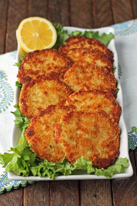 Tuna Cakes Easy, Tuna Cakes Recipe, Filet Mignon Chorizo, Tuna Fish Cakes, Tuna Patties Recipes, Tuna Fish Recipes, Emily Bites, Tuna Patties, Tuna Cakes