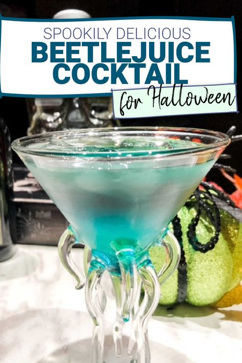 Beetlejuice Cocktail, Halloween Cocktails Recipes, Fun Halloween Drinks, Cocktail Halloween, Cocktails Easy, Halloween Shots, Halloween Party Drinks, Halloween Drinks Alcohol, Halloween Drink