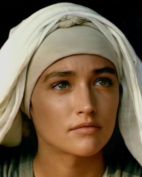 Audrey Hepburn & Olivia Hussey on Instagram: “Olivia Hussey as Mother Mary in Jesus of Nazareth, 1978. Directed by Franco Zeffirelli. 🤎 Some portions of Monty Python's Life of Brian…” Jesus Of Nazareth 1977, Mary Of Nazareth, Biblical Clothing, Biblical Costumes, Olivia Hussey, Beau Film, Blessed Mary, Jesus Of Nazareth, Mama Mary