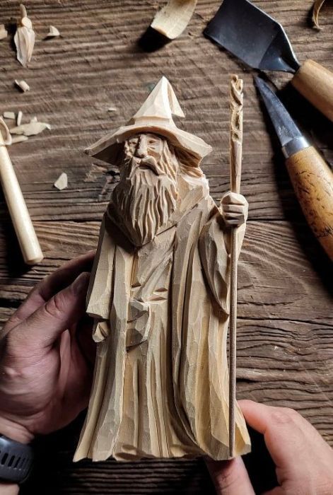 Wizard Wood Carving, Dremmel Art Projects Wood, Caricature Carving, Pencil Carving, Wood Carving Art Sculpture, Whittling Projects, Santa Carving, Dremel Carving, Simple Wood Carving