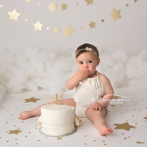 Baby First Christmas Pictures, First Christmas Pictures, Cake Smash Inspiration, Cake Smash Theme, Cake Smash Pictures, Foto Newborn, 1st Birthday Party For Girls, Smash Cake Girl, Baby Cake Smash