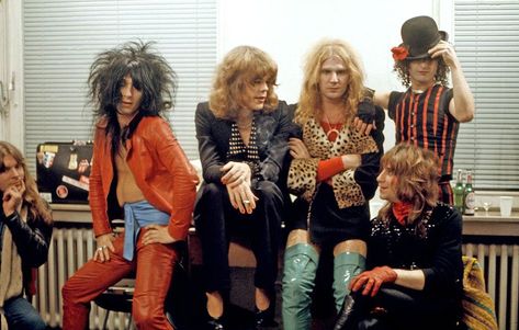 Watch punk pioneers the New York Dolls performing in drag back in 1974 - Far Out Magazine New York Dolls, 80s Hair Metal, Johnny Thunders, Mick Ronson, The Stooges, Rock Groups, Mötley Crüe, Music Film, Glam Rock